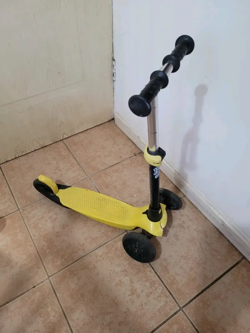 Patinete infantil amarillo con tres ruedas - 3