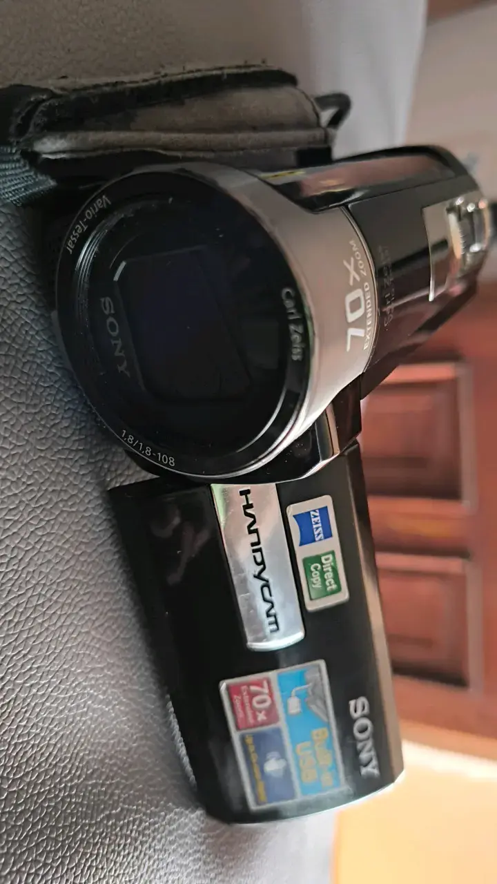 Videocámara Sony Handycam con Zoom Óptico 70x - 1