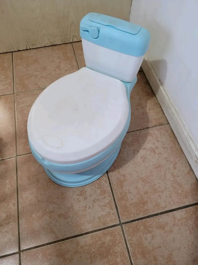 Bacinica infantil azul con diseño de inodoro