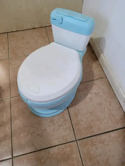 Bacinica infantil azul con diseño de inodoro - miniatura 1