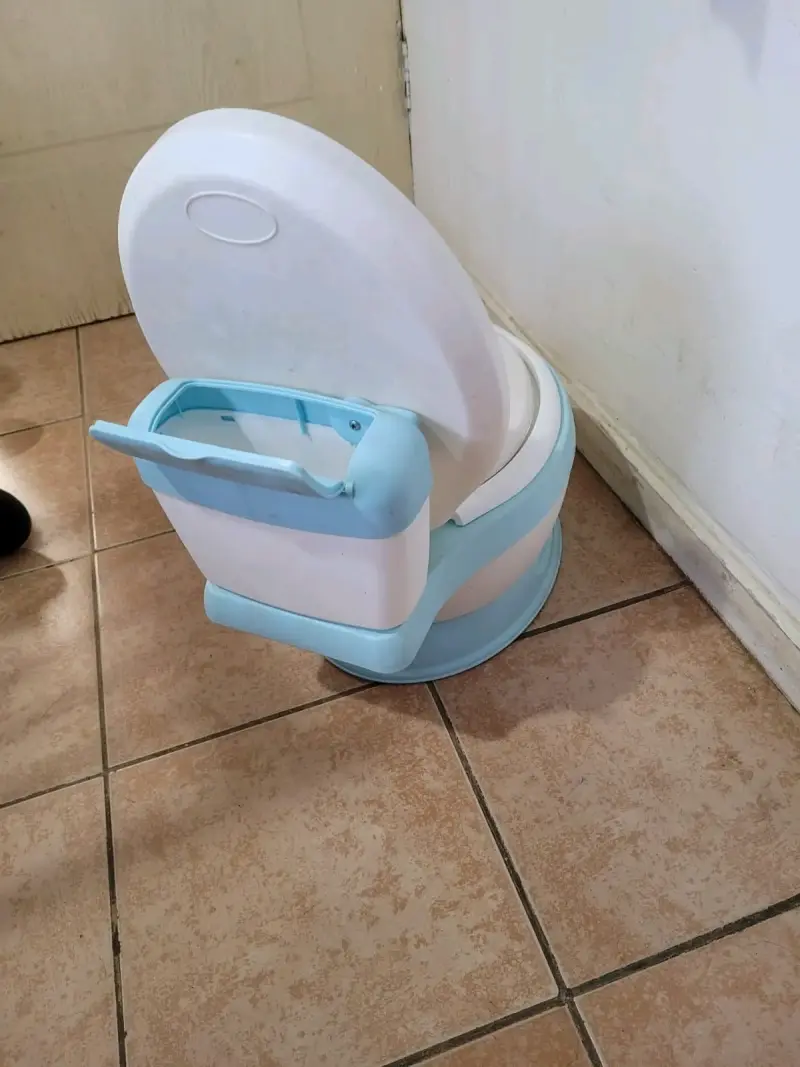 Bacinica infantil azul con diseño de inodoro - 2