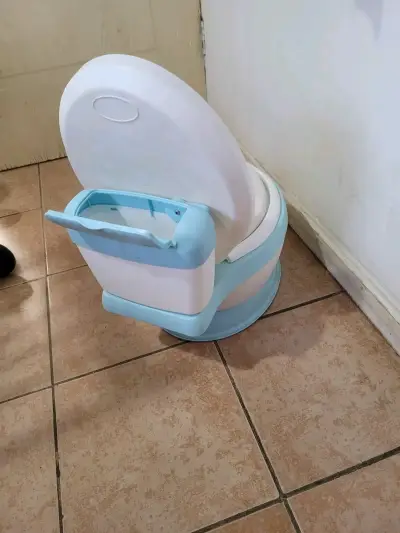 Bacinica infantil azul con diseño de inodoro - miniatura 2
