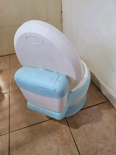 Bacinica infantil azul con diseño de inodoro - miniatura 3