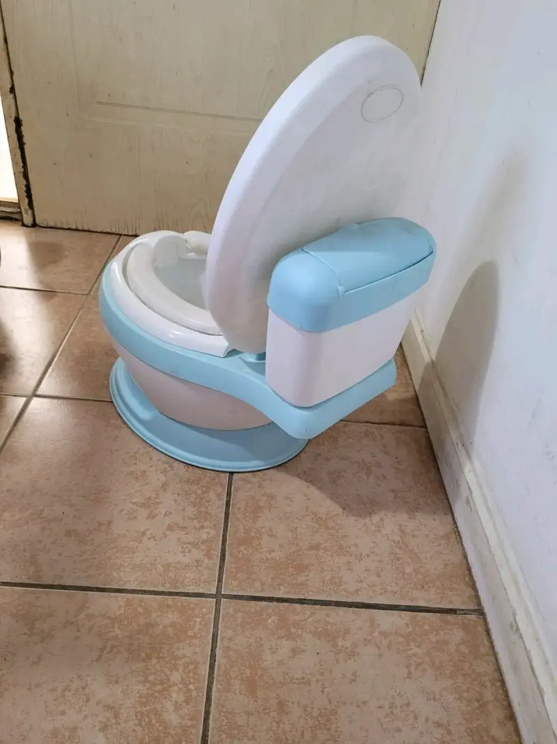 Bacinica infantil azul con diseño de inodoro - 4