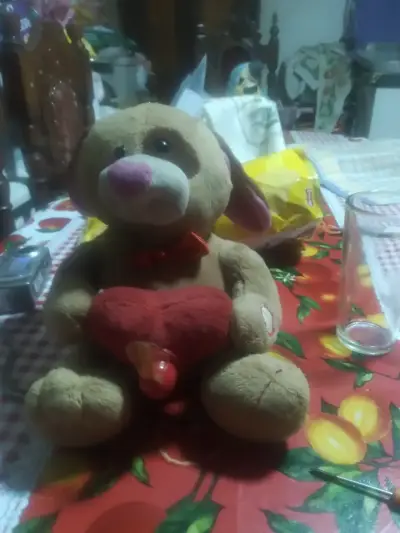 Peluche de perro con corazón rojo - miniatura 1
