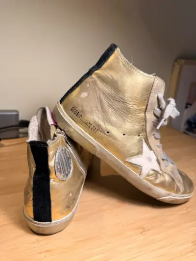Zapatillas Golden Goose doradas  estrella lateral - miniatura 3