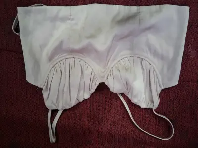 Conjunto de corset y top en tonos claros - miniatura 1
