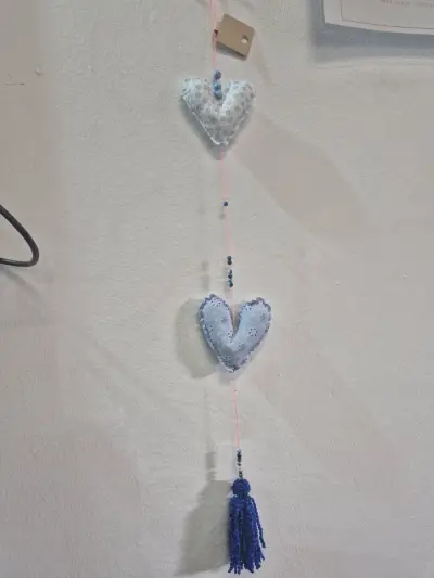 Colgante decorativo de tela con corazones y borlas - miniatura 1