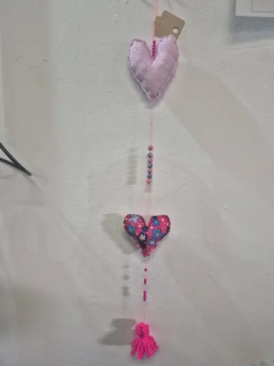 Colgante decorativo de tela con corazones y borlas - miniatura 3