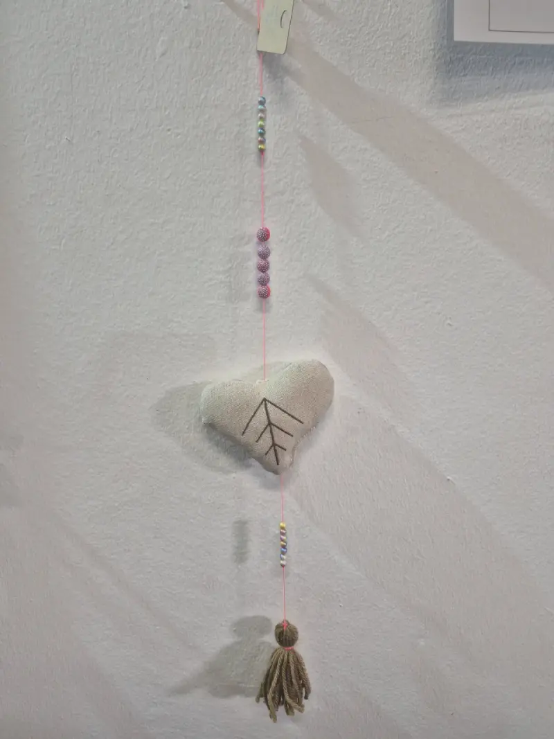 Colgante decorativo de tela con corazones y borlas - 4