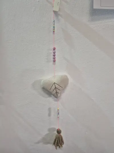 Colgante decorativo de tela con corazones y borlas - miniatura 4