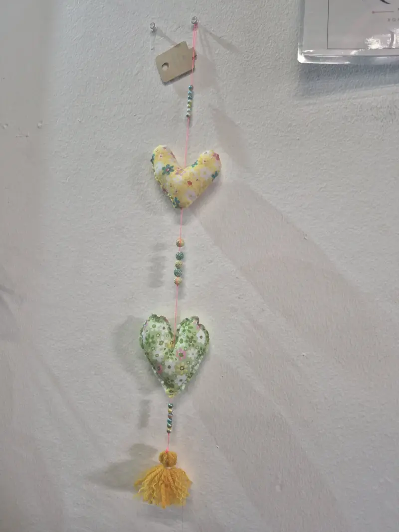 Colgante decorativo de tela con corazones y borlas - 6