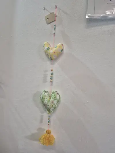 Colgante decorativo de tela con corazones y borlas - miniatura 6