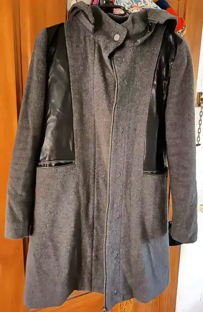 Abrigo gris con capucha y detalles de cuero - miniatura 3