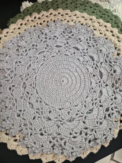 Tapetes tejidos a crochet en colores variado - miniatura 1