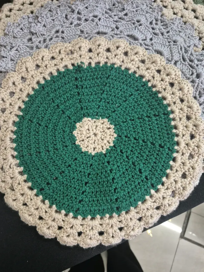 Tapetes tejidos a crochet en colores variado - 2