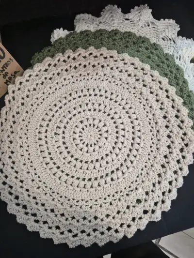 Tapetes tejidos a crochet en colores variado - miniatura 3