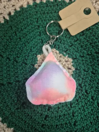 Llavero artesanal de tela con diseño de gato - miniatura 1