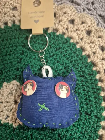 Llavero artesanal de tela con diseño de gato - miniatura 2