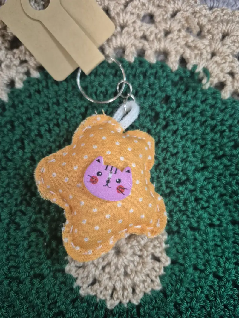 Llavero artesanal de tela con diseño de gato - 3