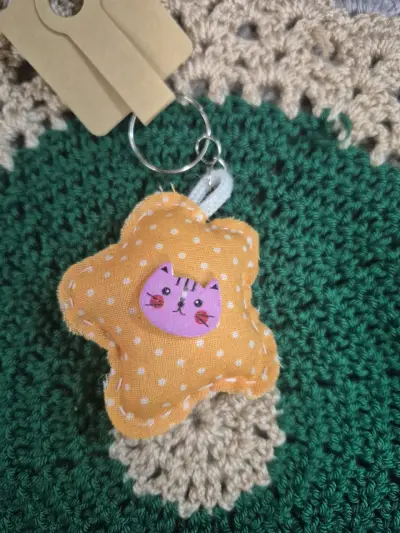 Llavero artesanal de tela con diseño de gato - miniatura 3