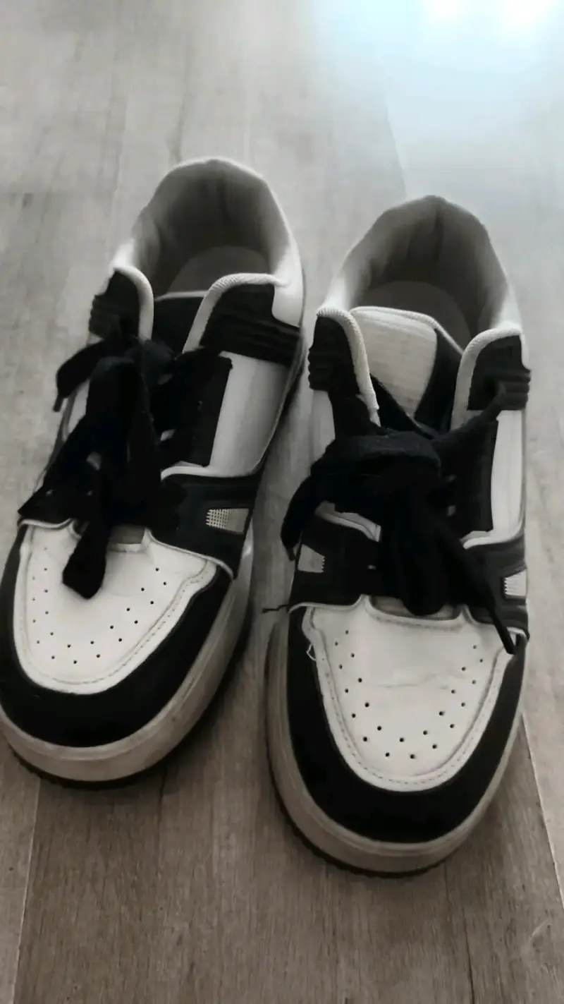 Zapatillas deportivas blancas y negras para mujer