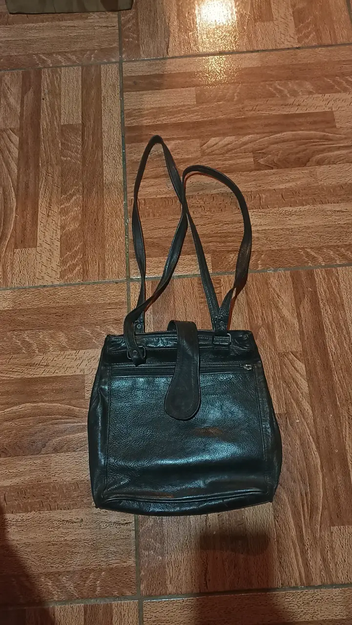 Cartera de cuero negra con correas largas