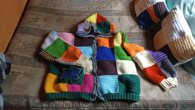 Chaleco tejido a crochet multicolor con capucha