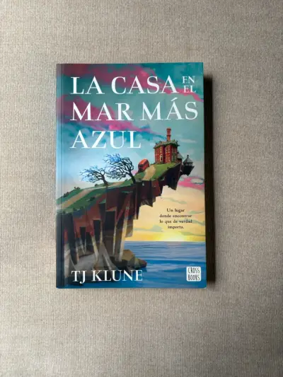 Libro 'La Casa en el Mar Más Azul' de TJ Klune - miniatura 1