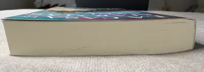 Libro 'La Casa en el Mar Más Azul' de TJ Klune - miniatura 4