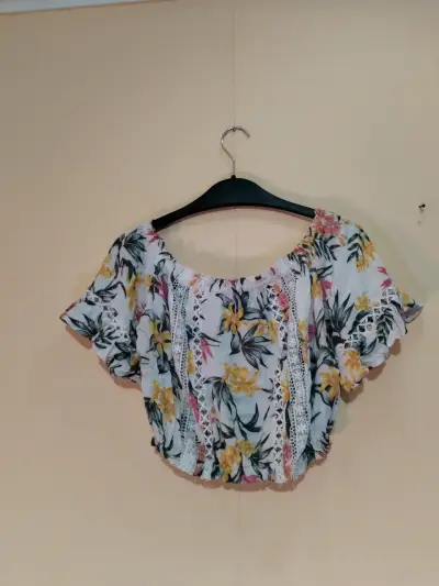 Blusa floral con encaje para mujer - miniatura 1