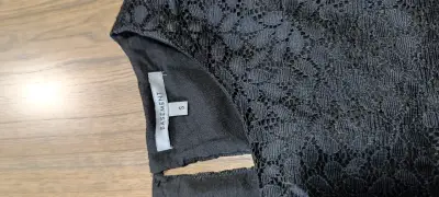 Blusa de encaje negra con hombros descubiertos - miniatura 4