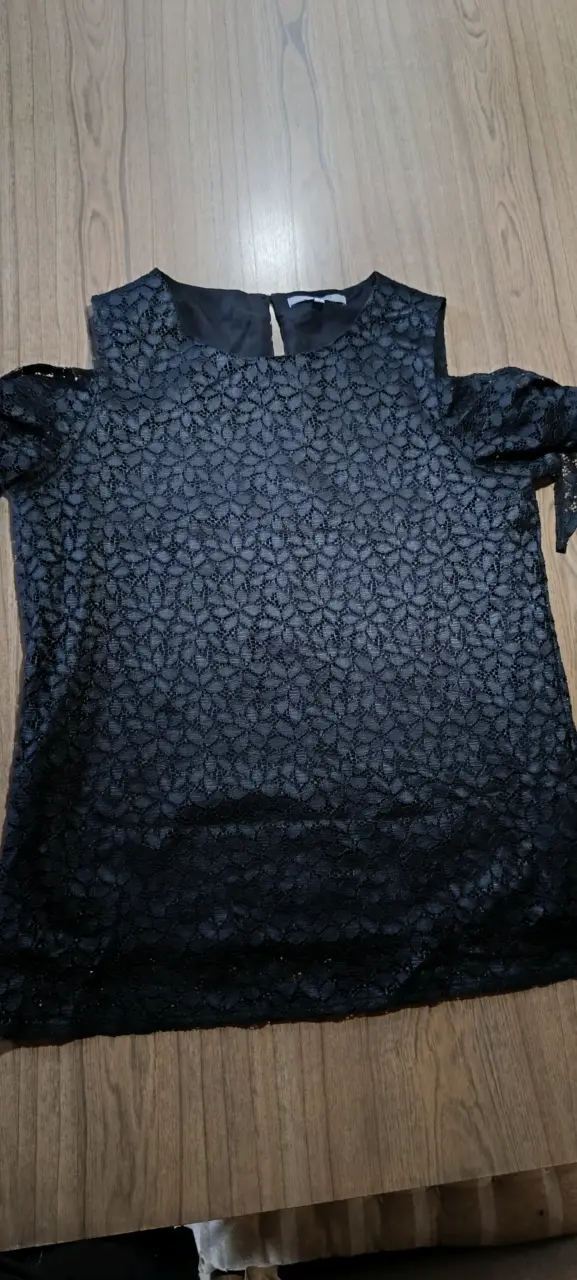 Blusa de encaje negra con hombros descubiertos - 5