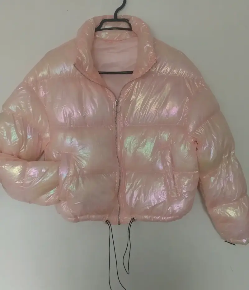 Chaqueta acolchada iridiscente rosada para mujer