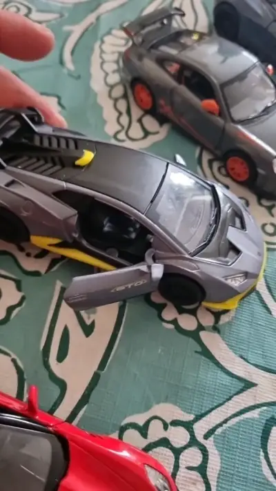 Set de autos deportivos a escala con puertas móviles - miniatura 3