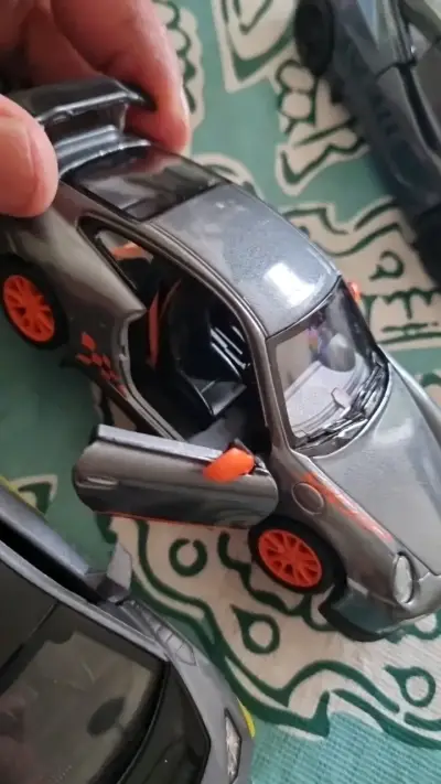 Set de autos deportivos a escala con puertas móviles - miniatura 4