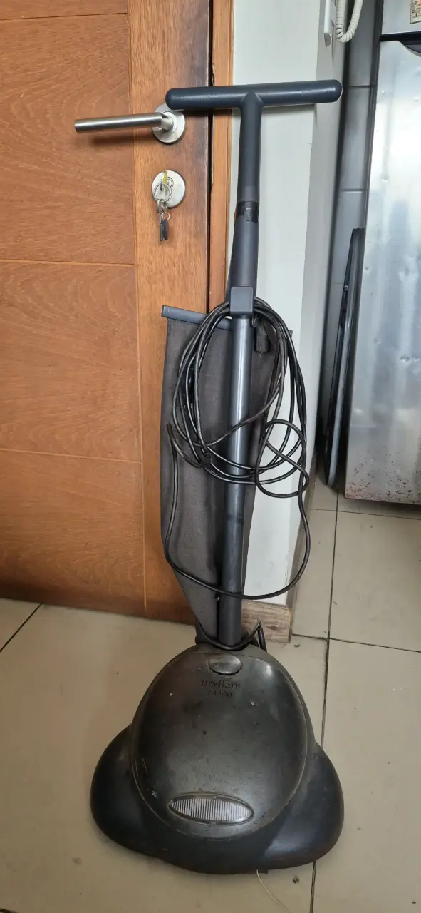 Aspiradora vertical Brylant F4300 usada
