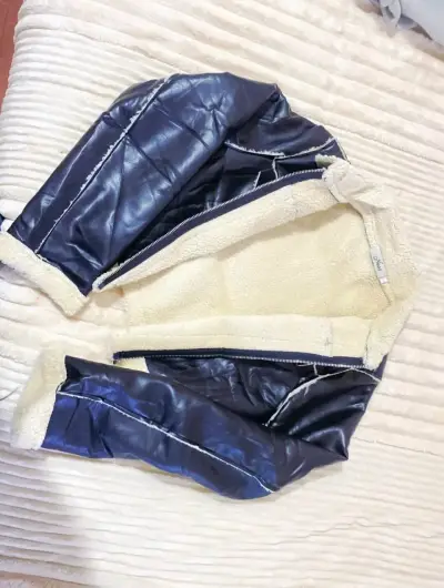 Chaqueta de cuero sintético con forro de lana - miniatura 2