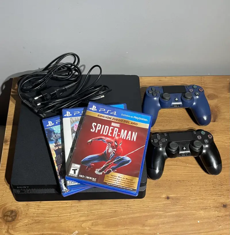 Consola PS4 con juegos y dos controles