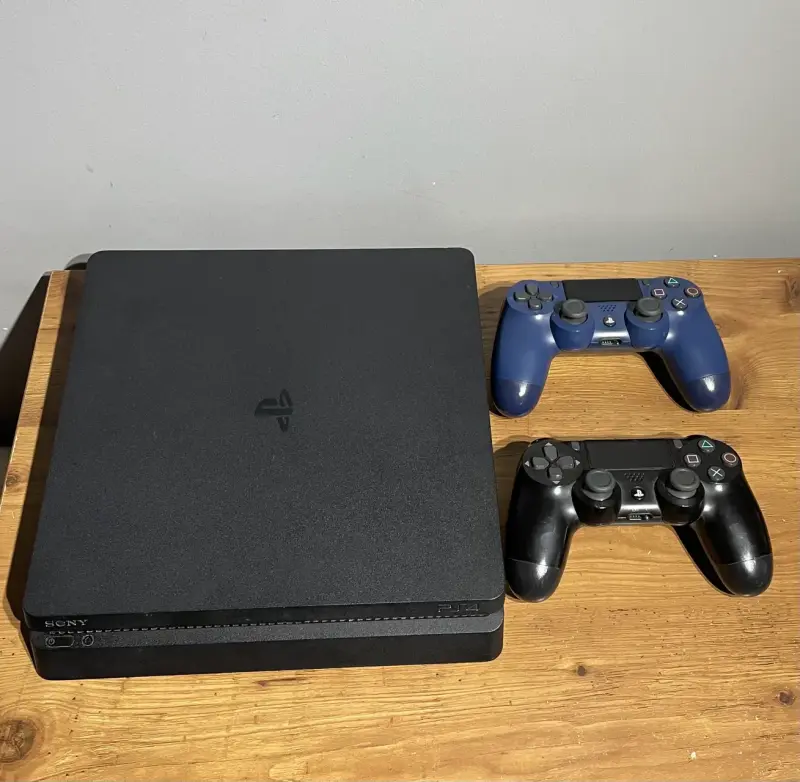Consola PS4 con juegos y dos controles - 2