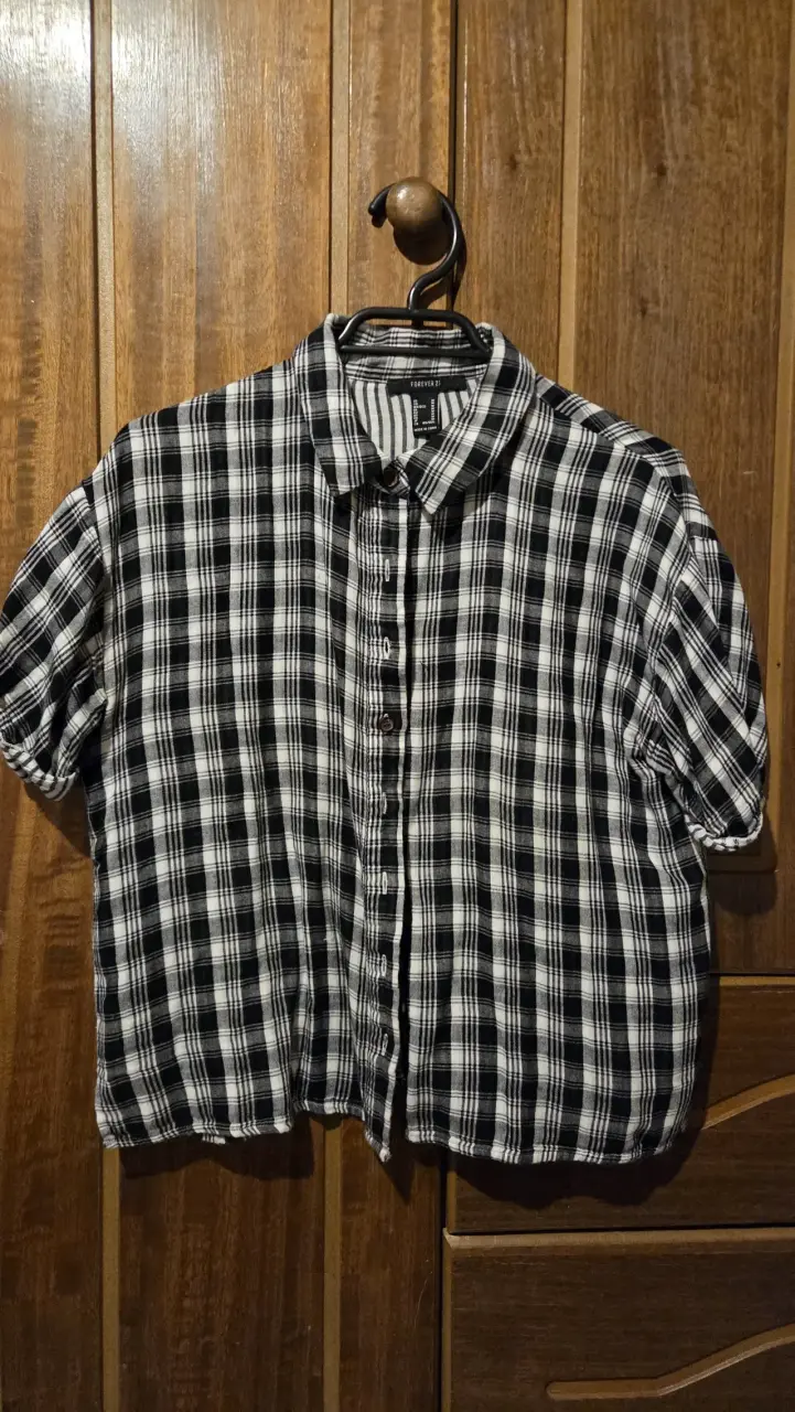 Camisas de mujer varias a cuadro y a rayas.