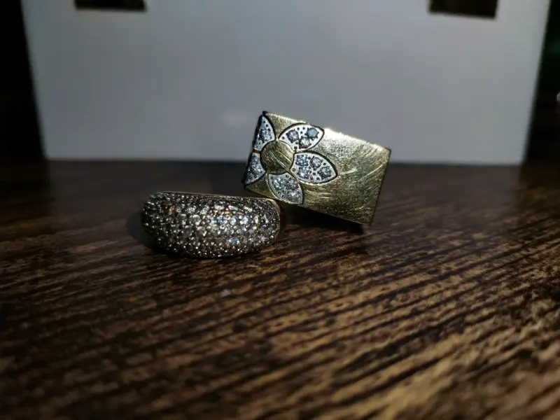 Anillos. con incrustaciones de piedras brillante - 1