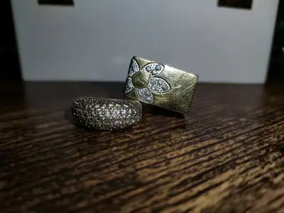 Anillos. con incrustaciones de piedras brillante - miniatura 1