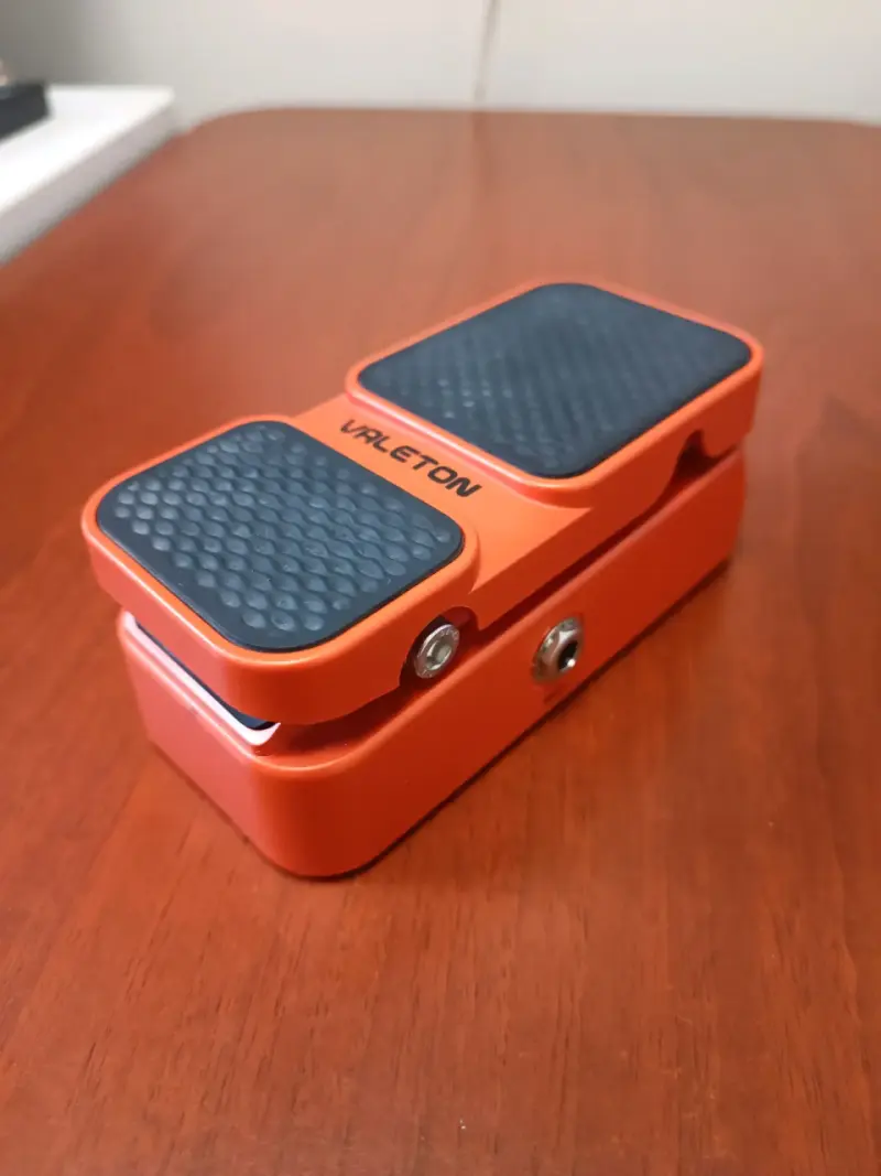 Pedal de efectos Valeton rojo para guitarra
