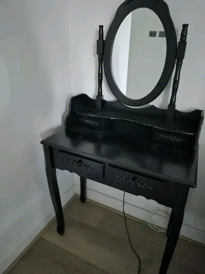 Tocador de madera negro con espejo ovalado - miniatura 1