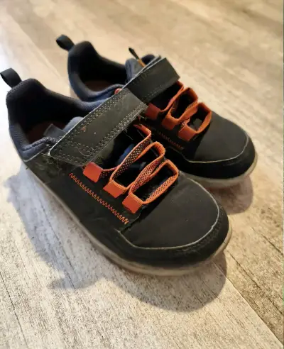 Zapatillas deportivas para niño con velcro - miniatura 1