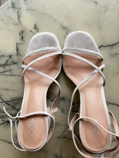Sandalias de tacón alto beige elegantes - miniatura 1