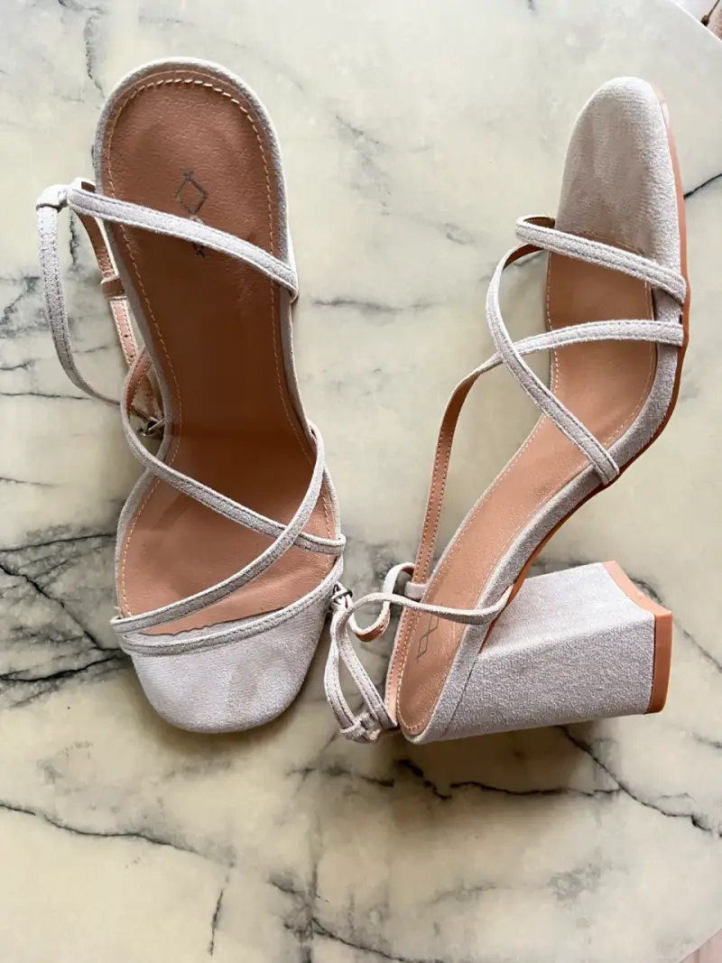 Sandalias de tacón alto beige elegantes - 2