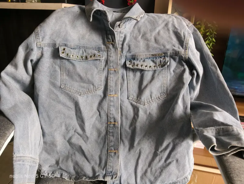 Chaqueta de mezclilla con tachas para mujer