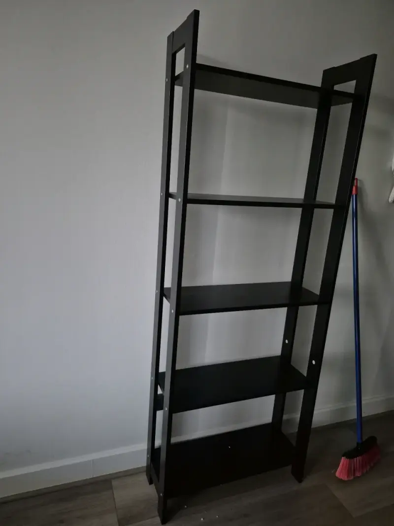 Estantería de madera negra moderna